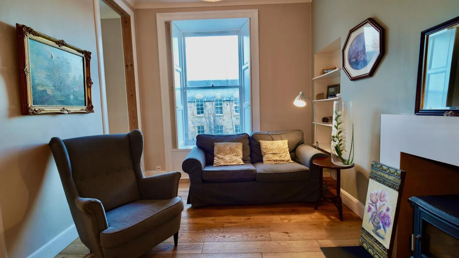 Spacious 2 Bed Apt Next To Royal Mile & Waverley Edinburgh Apartment
