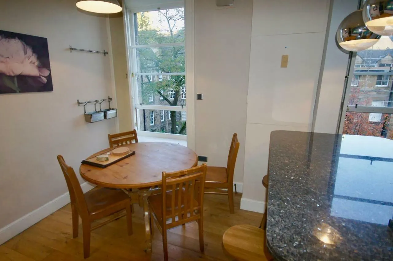 Spacious 2 Bed Apt Next To Royal Mile & Waverley Edinburgh