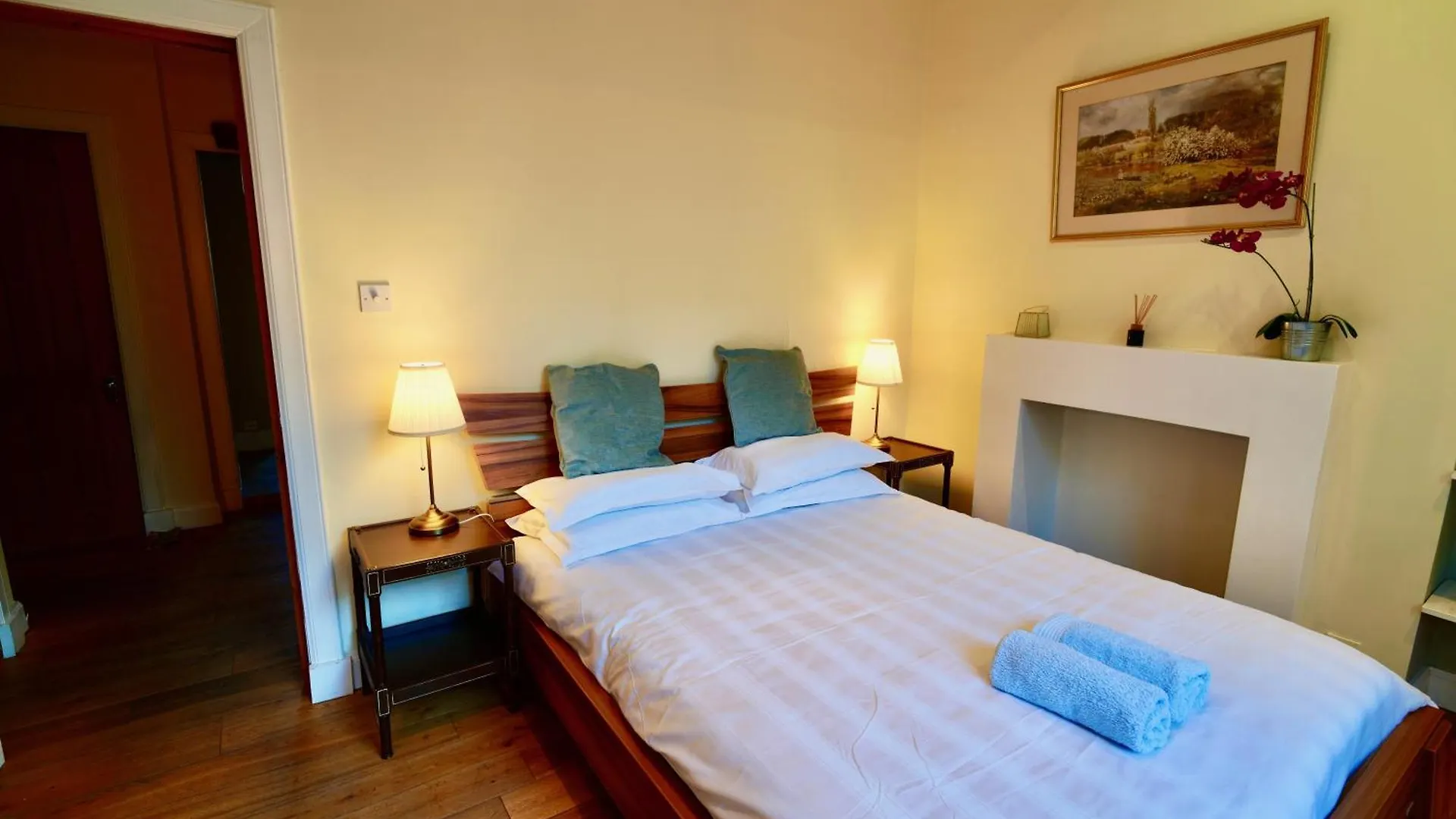 Spacious 2 Bed Apt Next To Royal Mile & Waverley Edinburgh Apartment