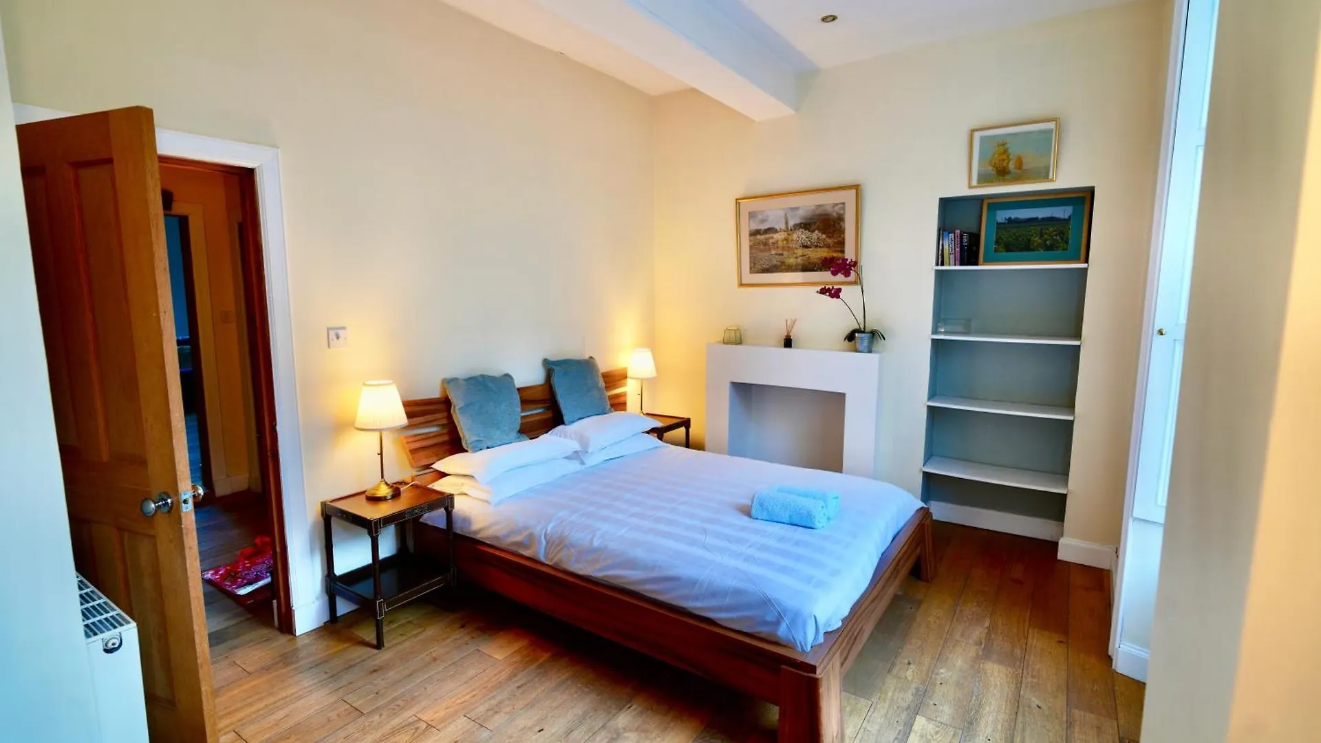 Spacious 2 Bed Apt Next To Royal Mile & Waverley Edinburgh Apartment